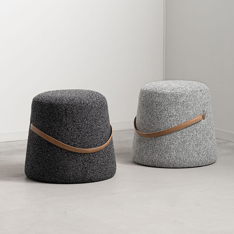 立体感のある混色生地を使用した丸みを帯びたフォルムが特徴的なスツール