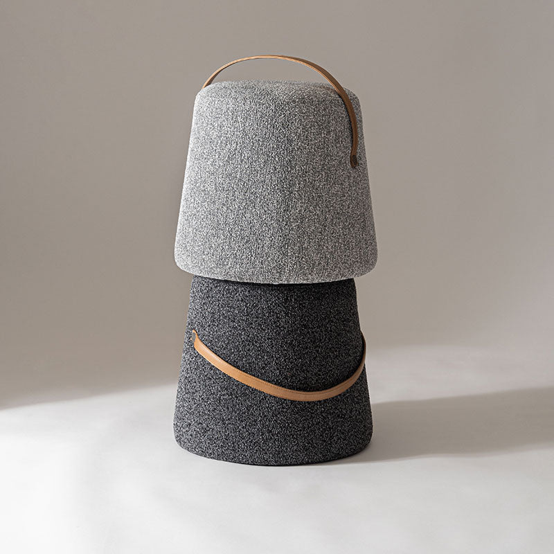 立体感のある混色生地を使用した丸みを帯びたフォルムが特徴的なスツール