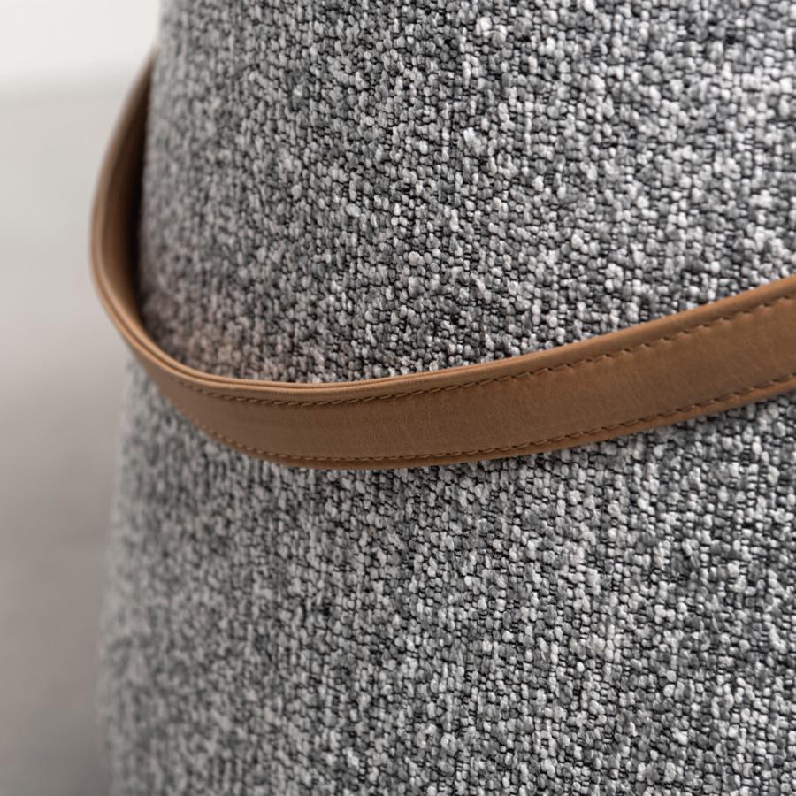 立体感のある混色生地を使用した丸みを帯びたフォルムが特徴的なスツール