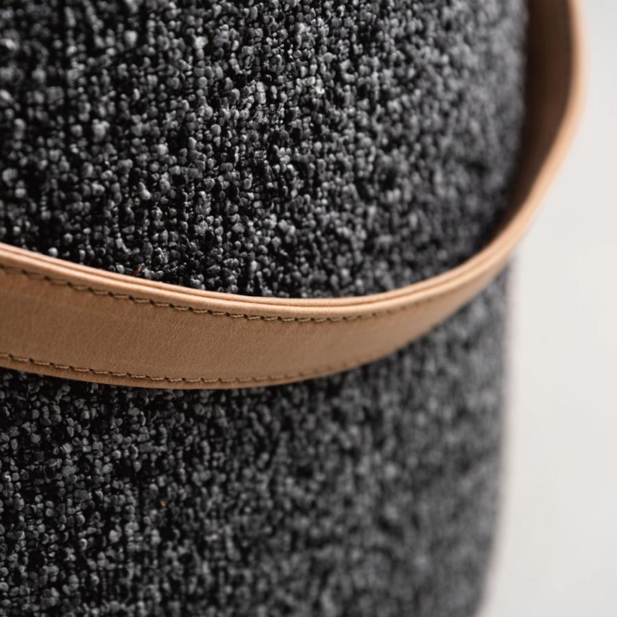 立体感のある混色生地を使用した丸みを帯びたフォルムが特徴的なスツール