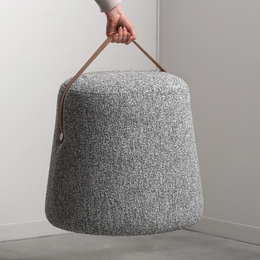 立体感のある混色生地を使用した丸みを帯びたフォルムが特徴的なスツール