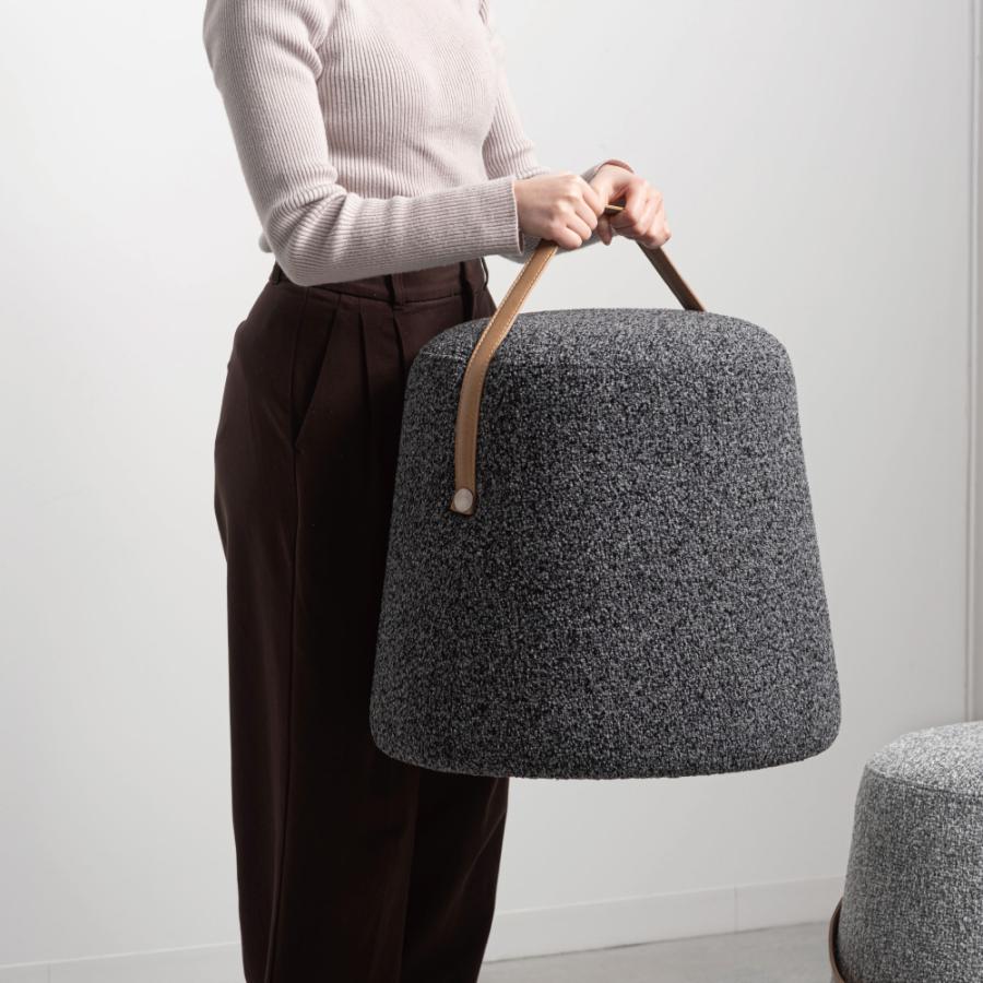 立体感のある混色生地を使用した丸みを帯びたフォルムが特徴的なスツール