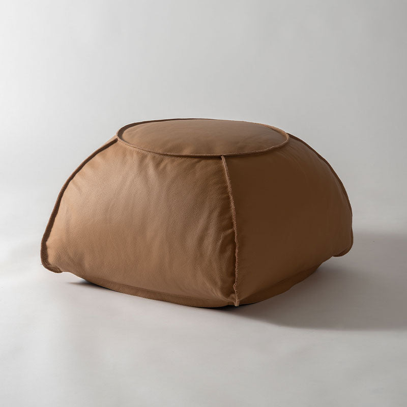 貼り合わせ部分のステッチがアクセントになっている本革スツール