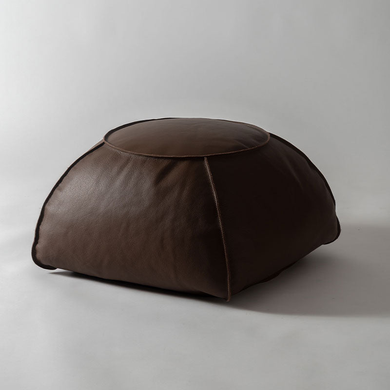 貼り合わせ部分のステッチがアクセントになっている本革スツール