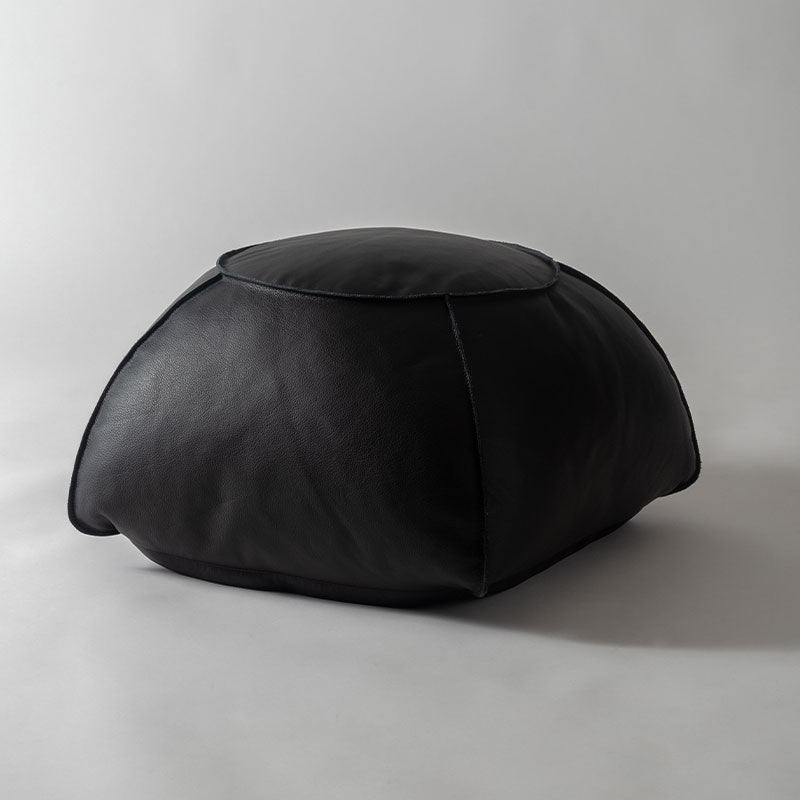 貼り合わせ部分のステッチがアクセントになっている本革スツール