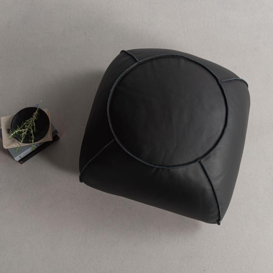 貼り合わせ部分のステッチがアクセントになっている本革スツール