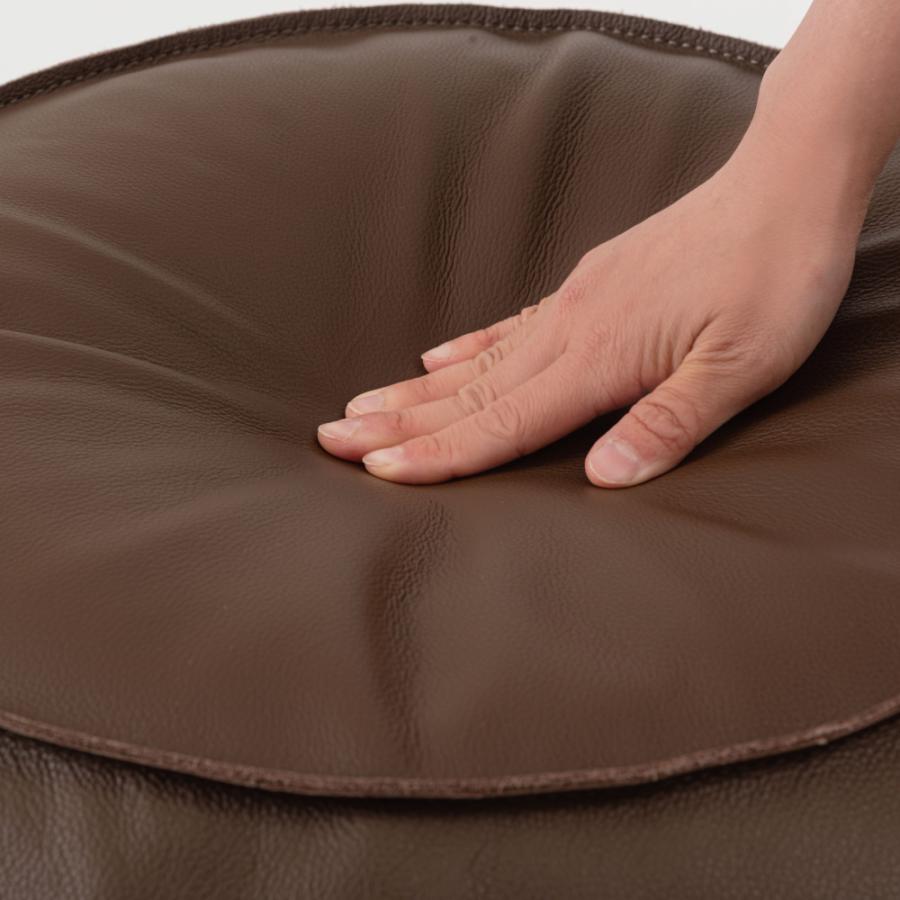 貼り合わせ部分のステッチがアクセントになっている本革スツール