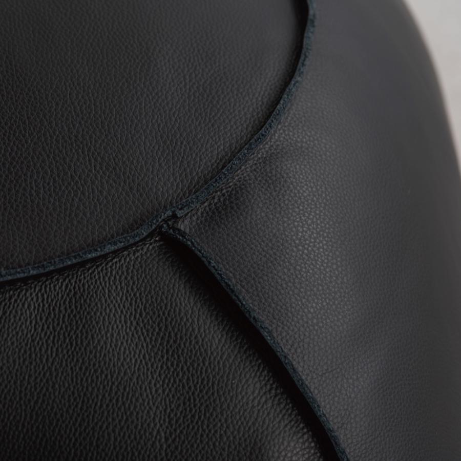 貼り合わせ部分のステッチがアクセントになっている本革スツール