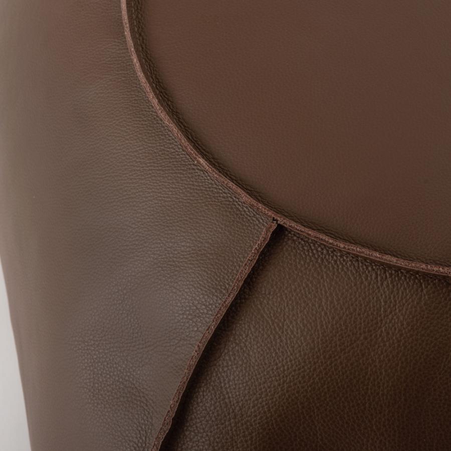 貼り合わせ部分のステッチがアクセントになっている本革スツール