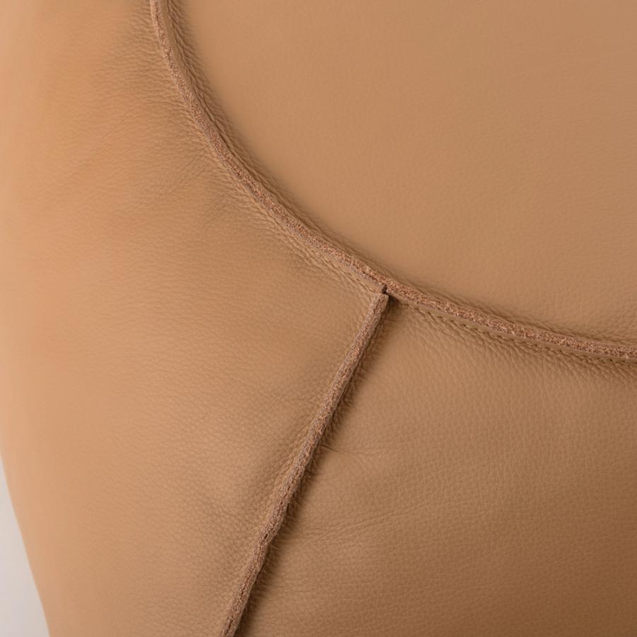 貼り合わせ部分のステッチがアクセントになっている本革スツール