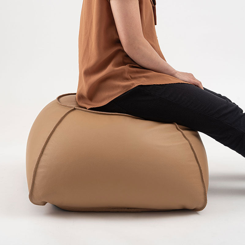 貼り合わせ部分のステッチがアクセントになっている本革スツール