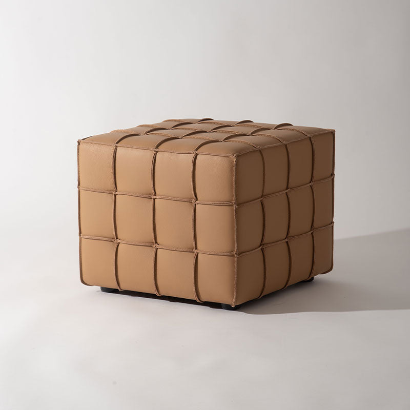 本革を繋ぎ合わせブロックチェックのようなデザインを施したキューブ型スツール