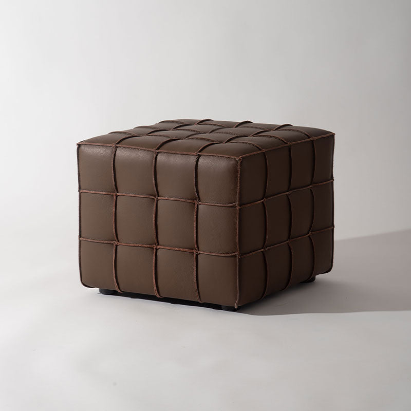 本革を繋ぎ合わせブロックチェックのようなデザインを施したキューブ型スツール
