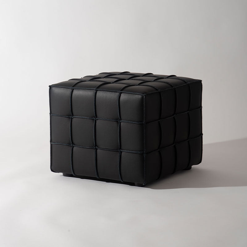 本革を繋ぎ合わせブロックチェックのようなデザインを施したキューブ型スツール