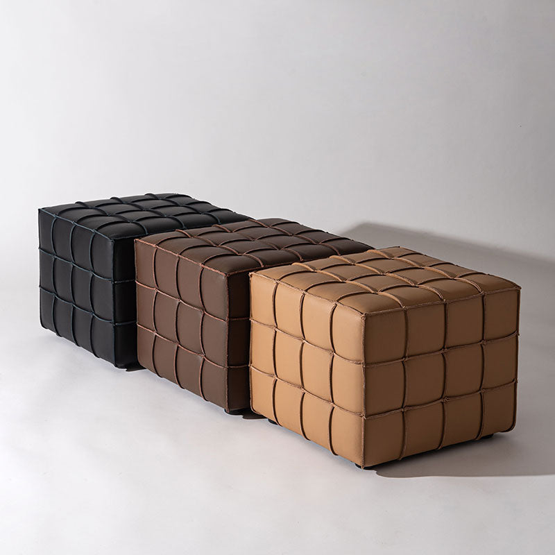 本革を繋ぎ合わせブロックチェックのようなデザインを施したキューブ型スツール