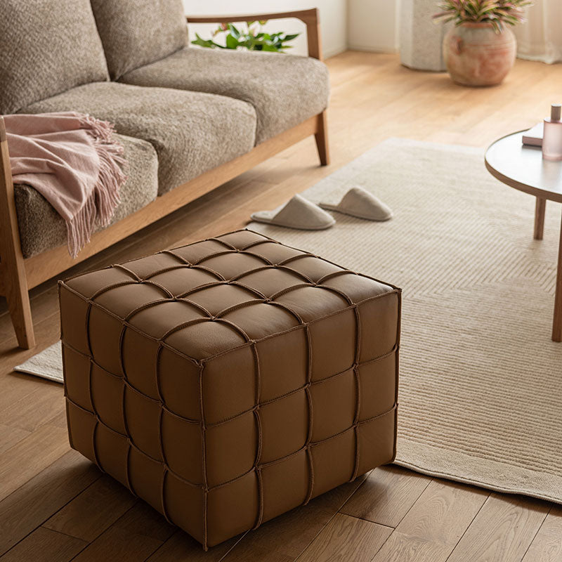 本革を繋ぎ合わせブロックチェックのようなデザインを施したキューブ型スツール