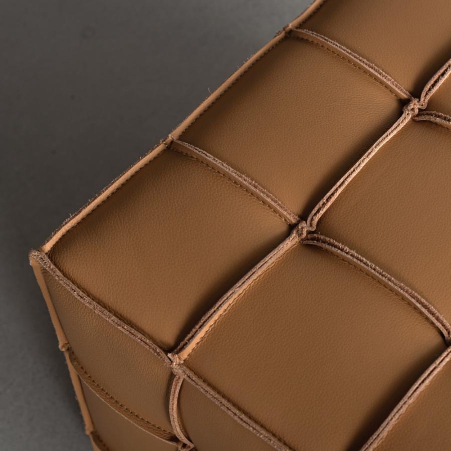 本革を繋ぎ合わせブロックチェックのようなデザインを施したキューブ型スツール