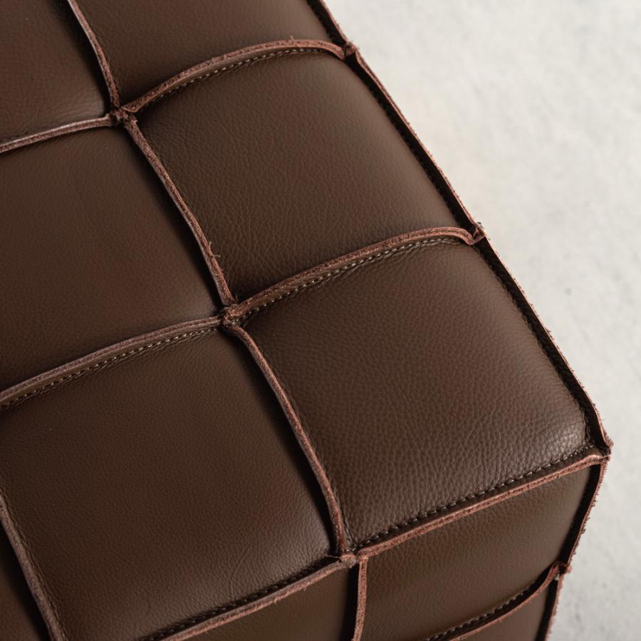 本革を繋ぎ合わせブロックチェックのようなデザインを施したキューブ型スツール