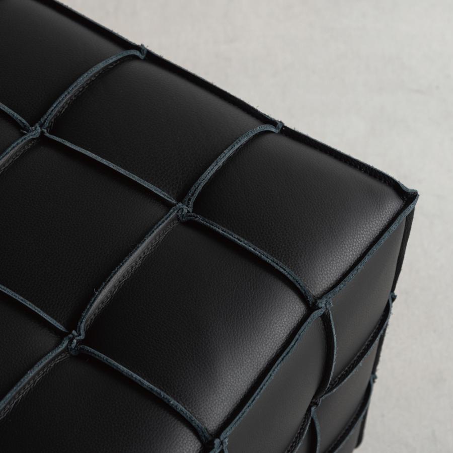 本革を繋ぎ合わせブロックチェックのようなデザインを施したキューブ型スツール