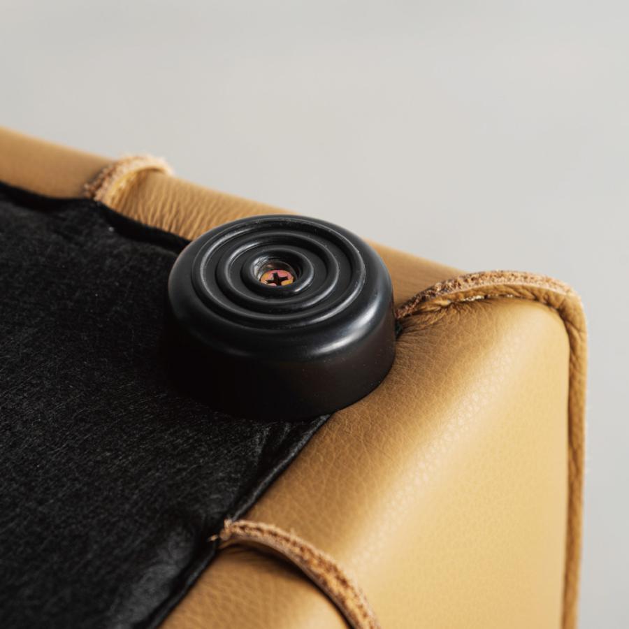 本革を繋ぎ合わせブロックチェックのようなデザインを施したキューブ型スツール