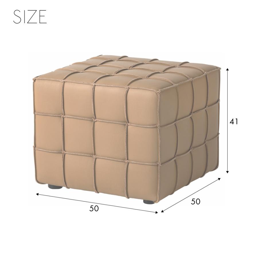 本革を繋ぎ合わせブロックチェックのようなデザインを施したキューブ型スツール
