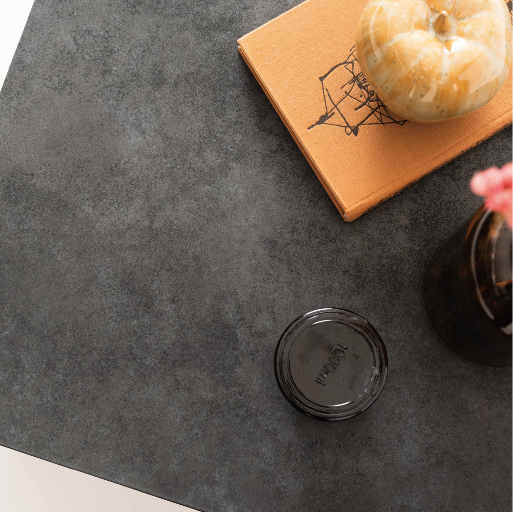 モルタル調の石目柄を施した高級感溢れるリビングテーブル