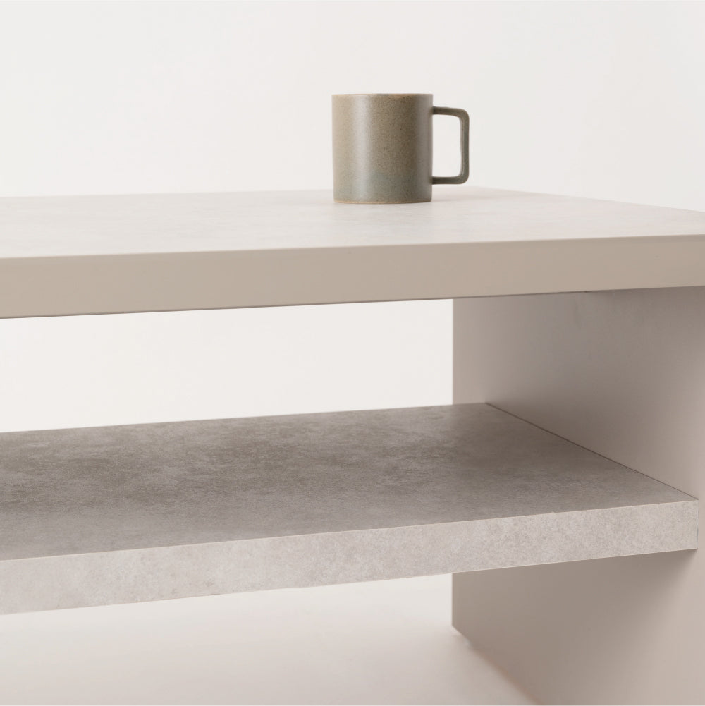 モルタル調の石目柄を施した高級感溢れるリビングテーブル