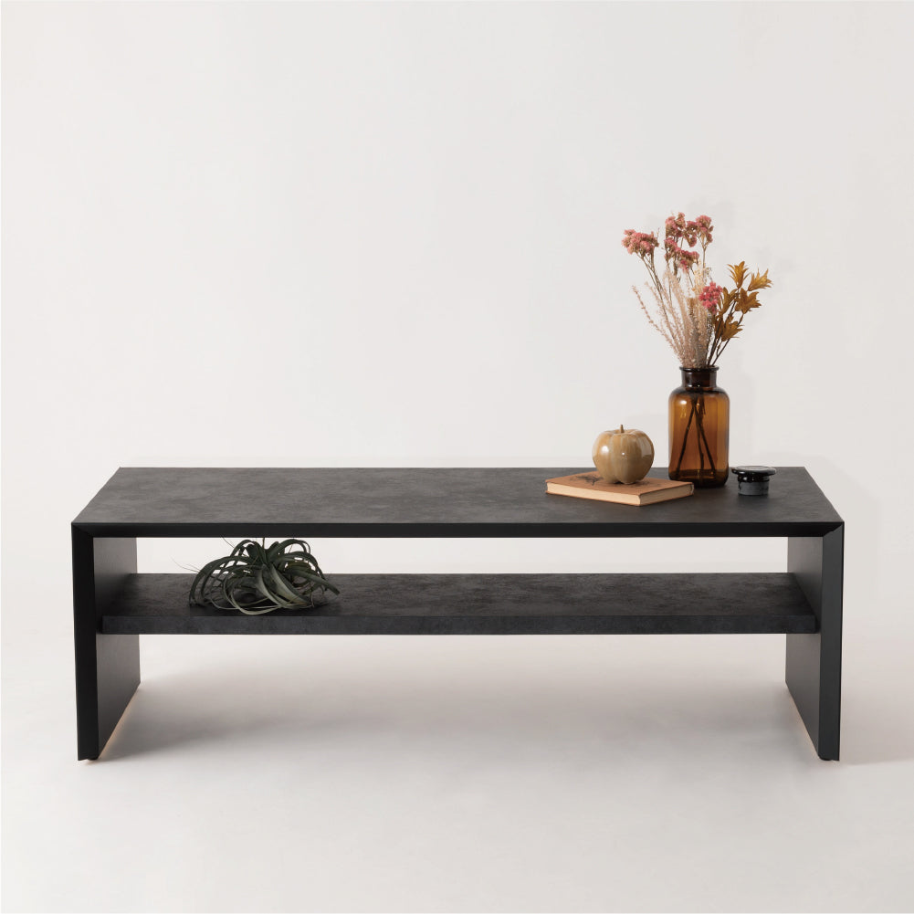 モルタル調の石目柄を施した高級感溢れるリビングテーブル