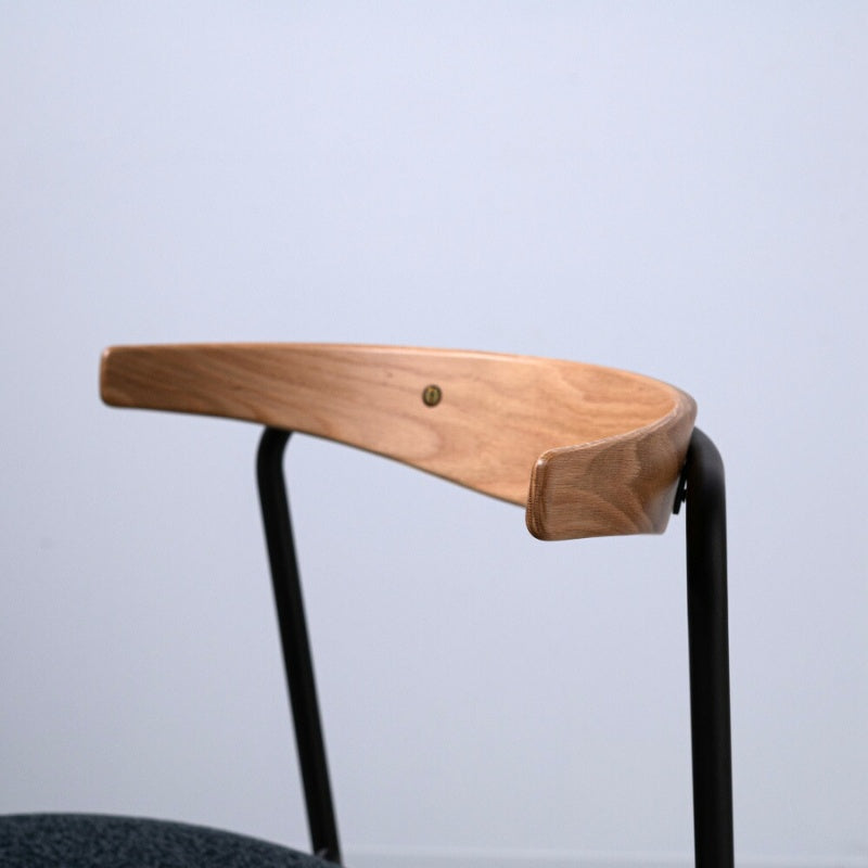 ダイニングチェア 天然木背もたれと布座面で上質なくつろぎを演出