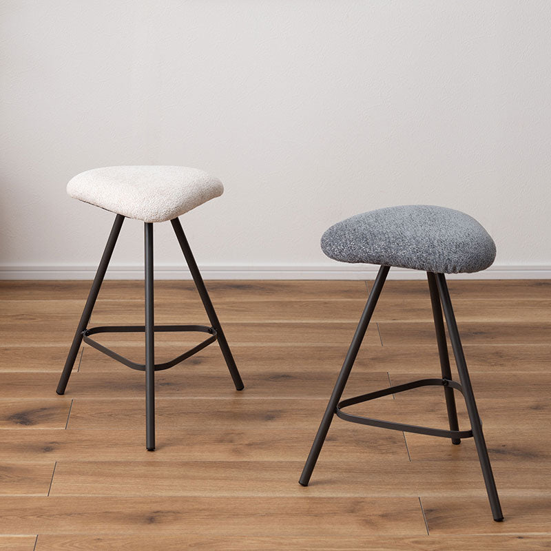 様々な空間になじむ三角スツール