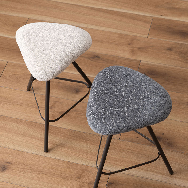 様々な空間になじむ三角スツール