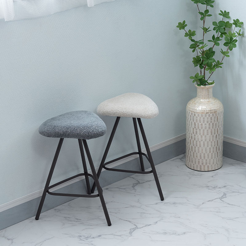 様々な空間になじむ三角スツール