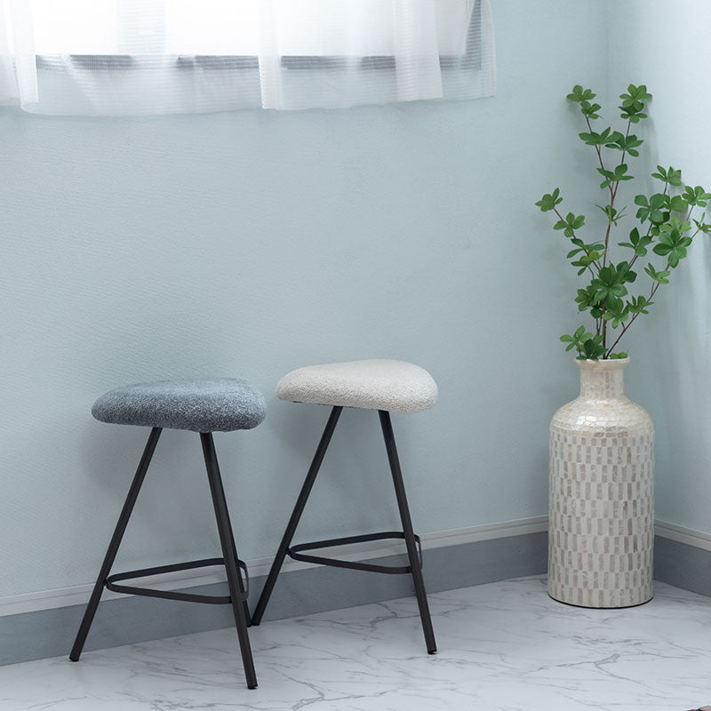 様々な空間になじむ三角スツール