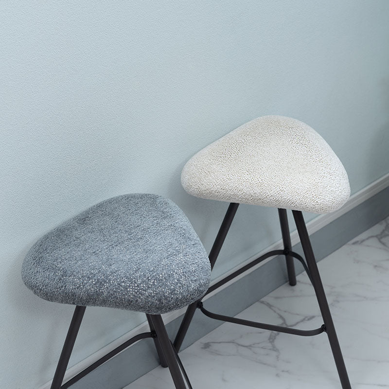 様々な空間になじむ三角スツール