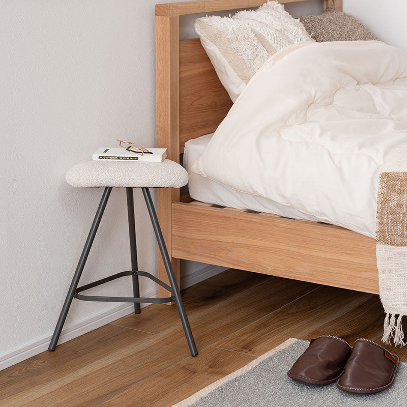 様々な空間になじむ三角スツール