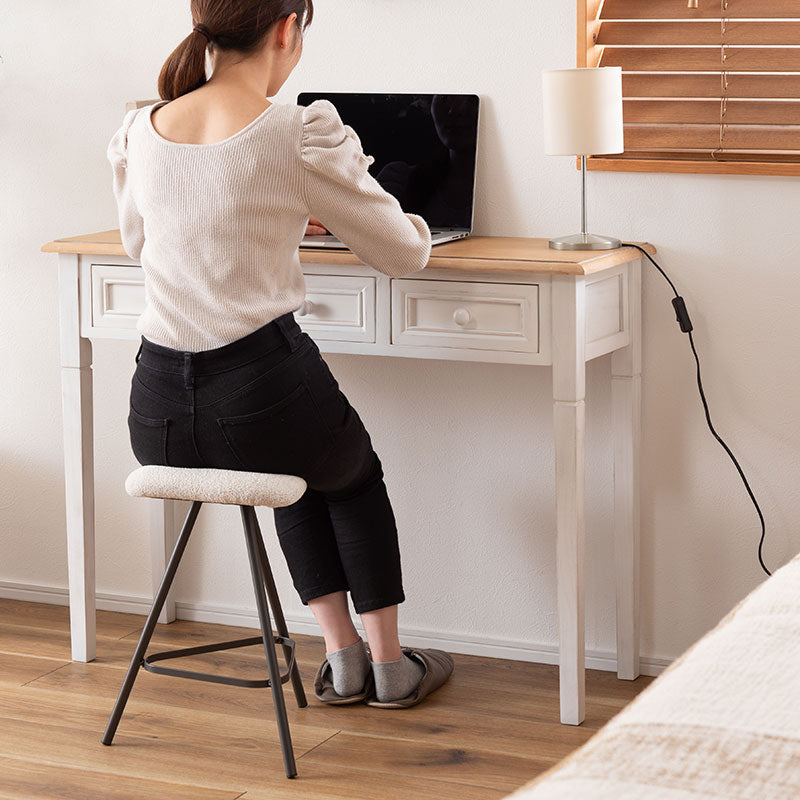 様々な空間になじむ三角スツール