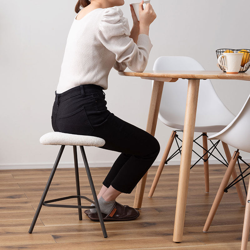 様々な空間になじむ三角スツール