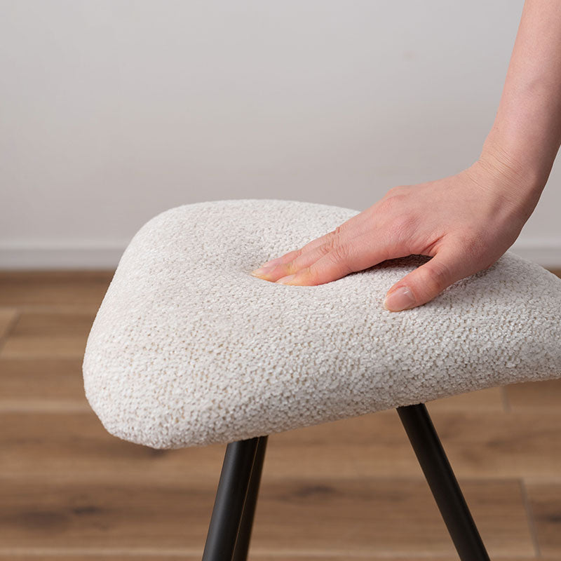 様々な空間になじむ三角スツール