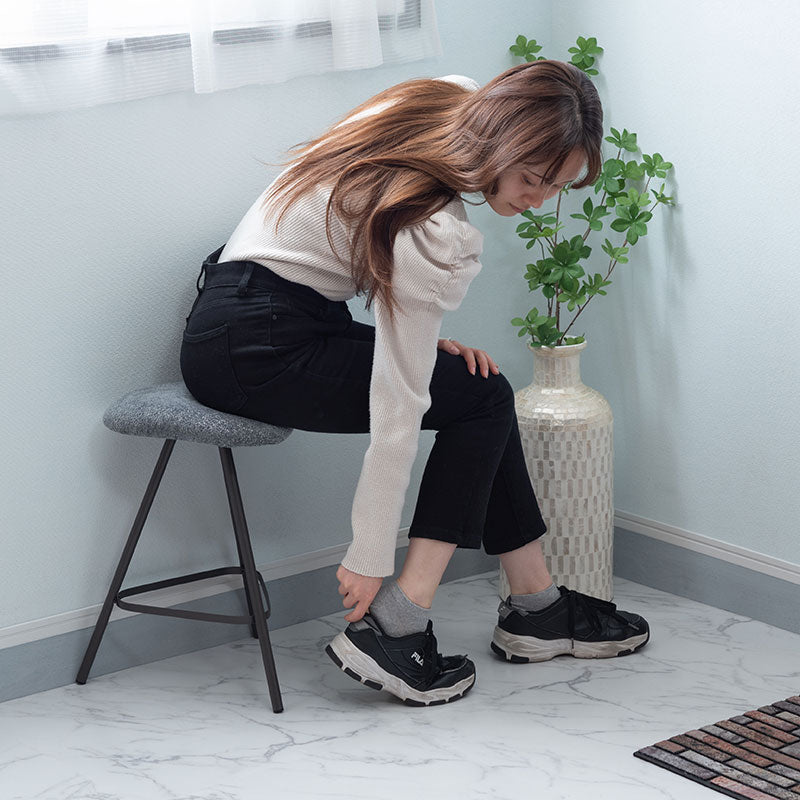 様々な空間になじむ三角スツール