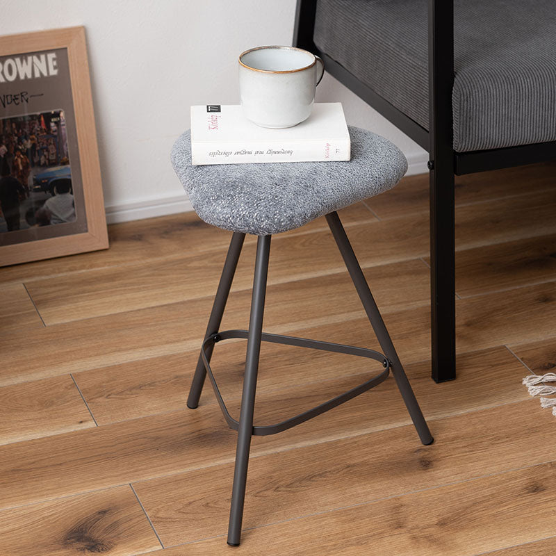 様々な空間になじむ三角スツール