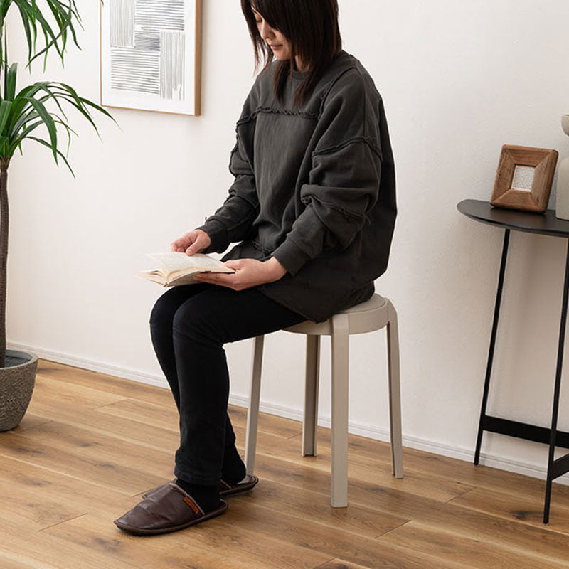 優しい色味と合皮の組み合わせが魅力的なスツール スタッキング可能