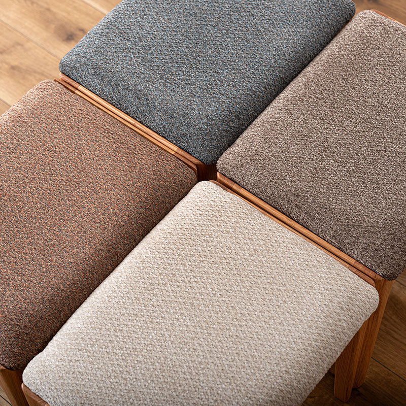 ナチュラルスツール レッドオークの色合いに手触りのいい混色のファブリック生地