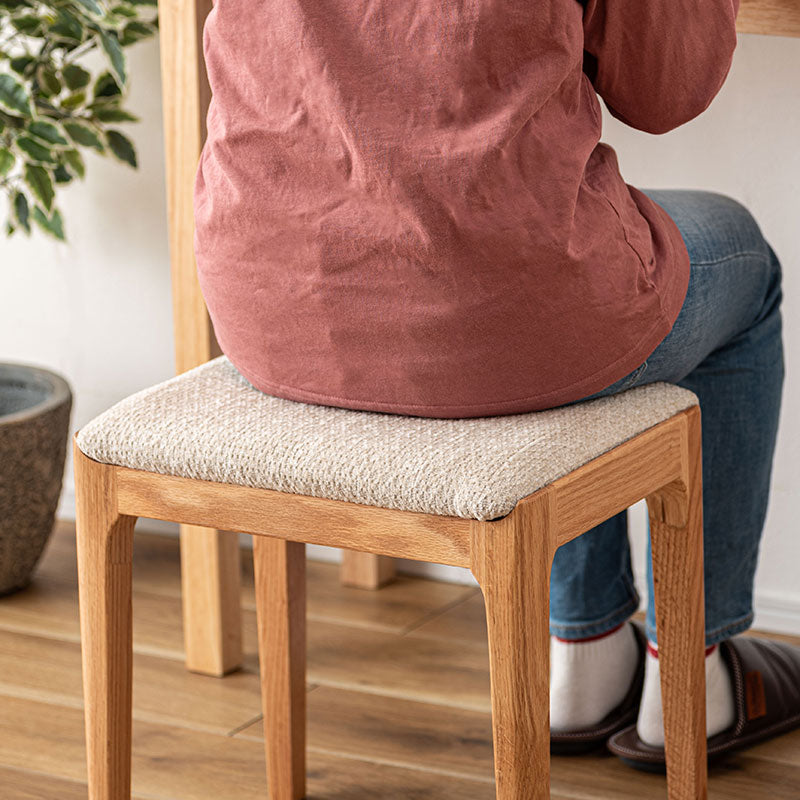 ナチュラルスツール レッドオークの色合いに手触りのいい混色のファブリック生地