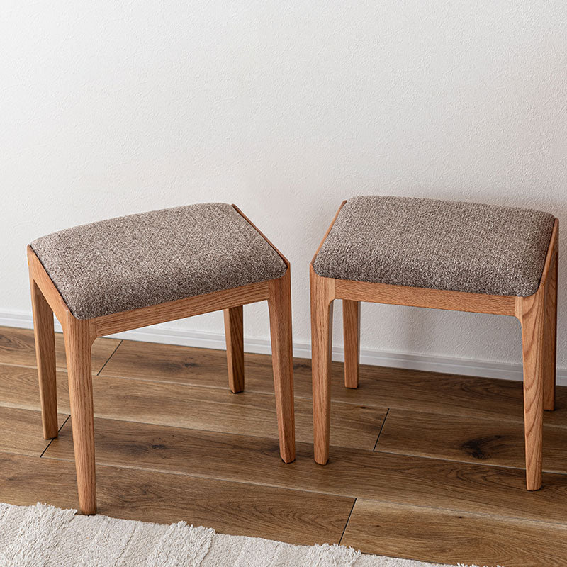 ナチュラルスツール レッドオークの色合いに手触りのいい混色のファブリック生地