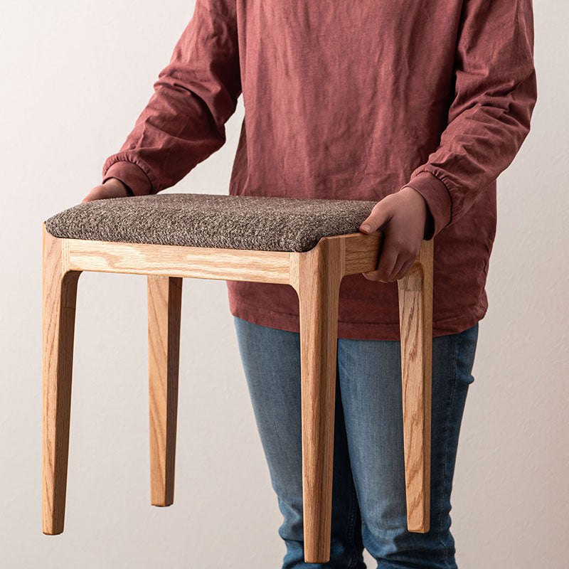 ナチュラルスツール レッドオークの色合いに手触りのいい混色のファブリック生地