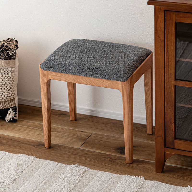 ナチュラルスツール レッドオークの色合いに手触りのいい混色のファブリック生地