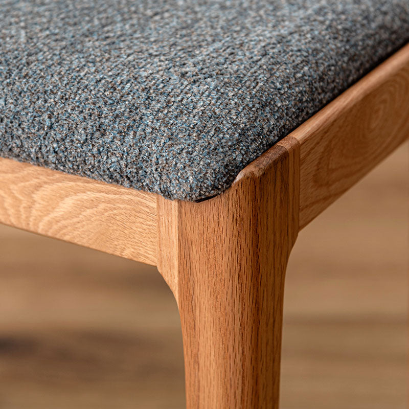 ナチュラルスツール レッドオークの色合いに手触りのいい混色のファブリック生地