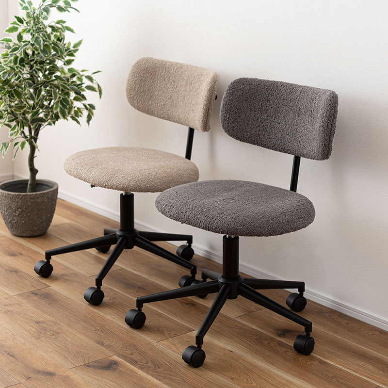 丸みを帯びたフォルムでコンパクトサイズのデスクチェア