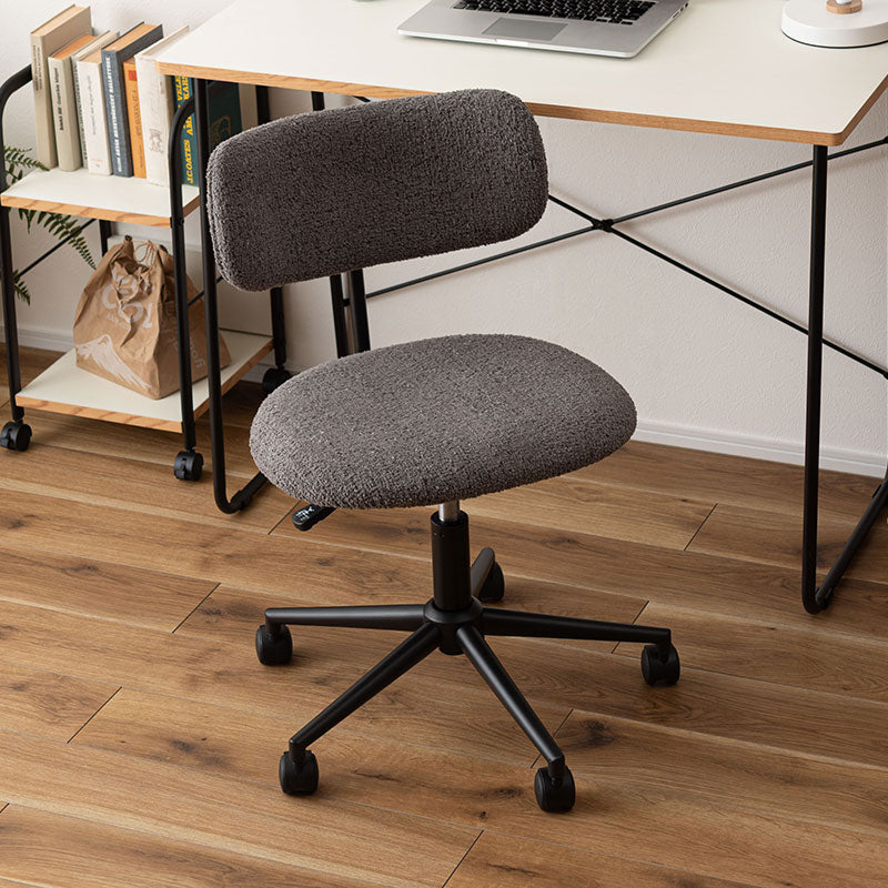 丸みを帯びたフォルムでコンパクトサイズのデスクチェア