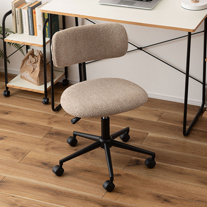 丸みを帯びたフォルムでコンパクトサイズのデスクチェア